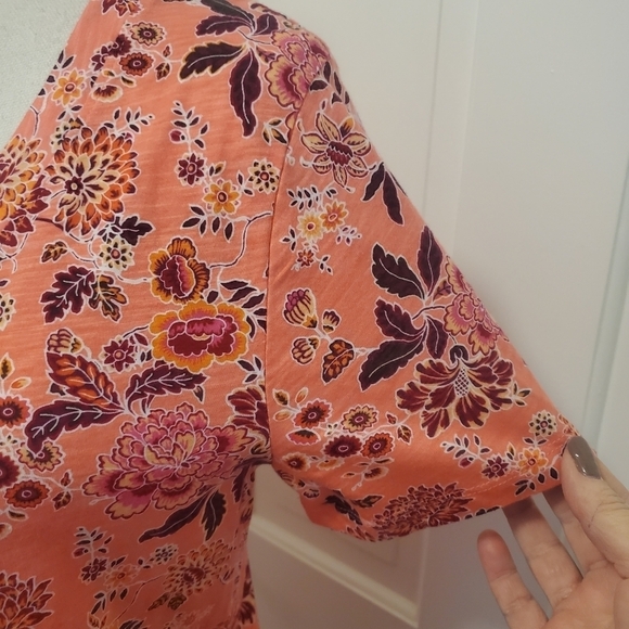 LOFT Floral Print vneck tee shirt 100% cotton Size Small, colorful - Picture 3 of 9